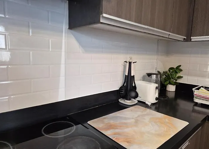 2Br In Makati Philippines, 3 Balconies, Free Pool & Sauna, Direct Mall Access