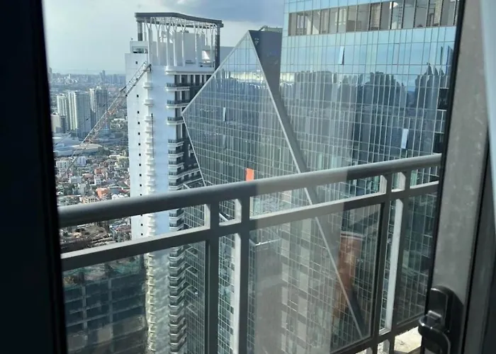 2Br In Makati Philippines, 3 Balconies, Free Pool & Sauna, Direct Mall Access *